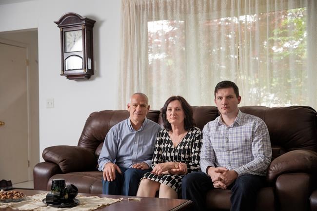 Immigrant says US agents seized life savings at airport | iNFOnews.ca