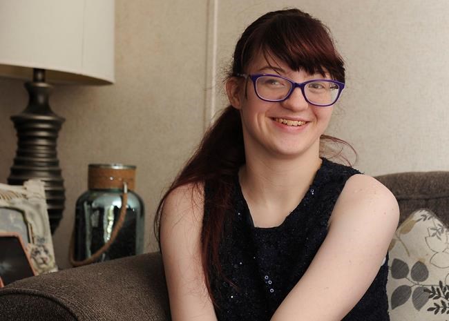 Teen with cerebral palsy stuns mom by walking at graduation | iNFOnews.ca
