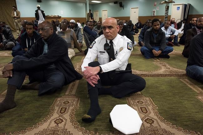 Muslim officer works with immigrants in Ohio capital city | iNFOnews.ca