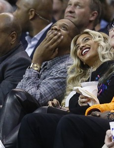 Money shot: Another Thunder fan hits from half-court, wins $20,000 in bank promotion | iNFOnews.ca
