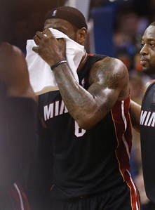 Heat's LeBron James to sit out against Bulls on Sunday because of broken nose | iNFOnews.ca
