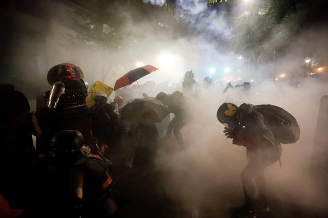 Portland protesters breach fence around federal courthouse | iNFOnews.ca Portland protesters breach fence around federal courthouse | iNFOnews.ca