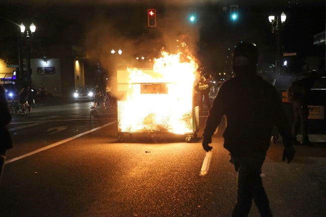 Portland police tear gas protesters attacking station | iNFOnews.ca Portland police tear gas protesters attacking station | iNFOnews.ca