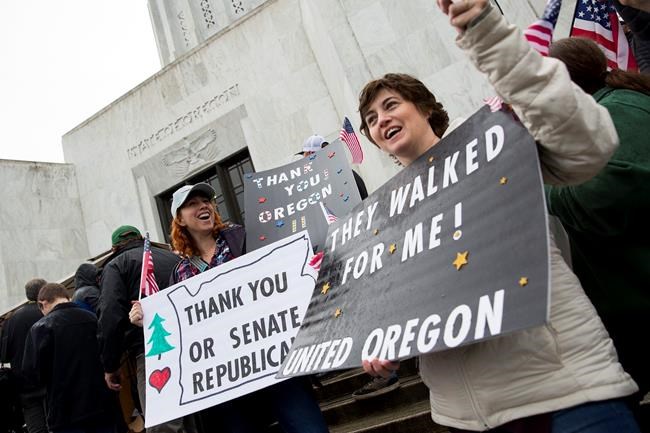 Truckers, loggers circle Oregon Capitol amid climate fight | iNFOnews.ca