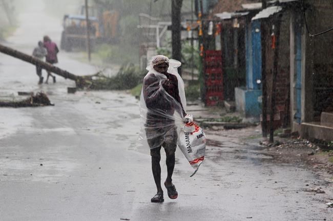 Cyclone batters India and Bangladesh coasts, millions flee | iNFOnews.ca Cyclone batters India and Bangladesh coasts, millions flee | iNFOnews.ca