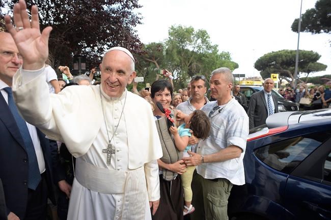 Pope strikes again with cold-call visits to bless homes | iNFOnews.ca