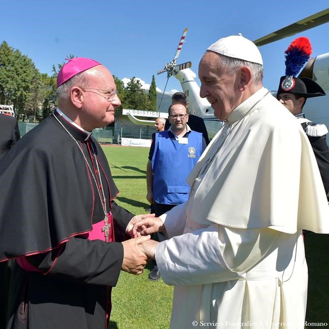 Pope preaches forgiveness in Assisi with colloquial gesture | iNFOnews.ca