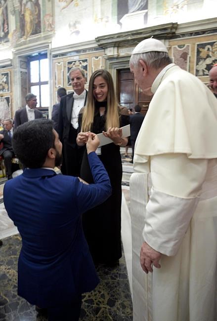 Man who proposed to girlfriend before pope visits Paris | iNFOnews.ca