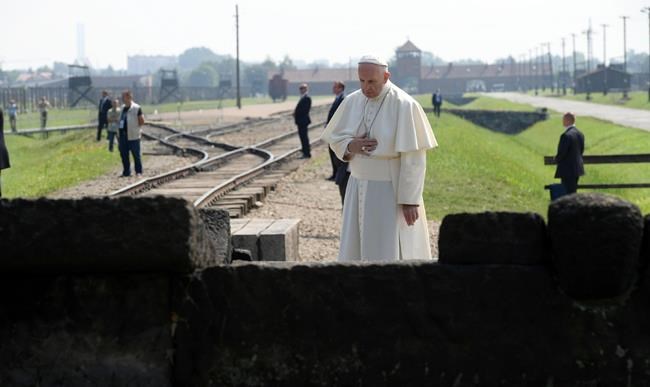 Pope visits Auschwitz, begs God to forgive "so much cruelty" | iNFOnews.ca