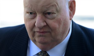 Mike Duffy had family pictures framed at Senate expense, trial told | iNFOnews.ca CP32675077