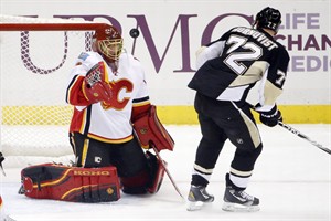 Comeau, Letang score in 1st period to lead Penguins to 3-1 win over Flames | iNFOnews.ca CP31095471