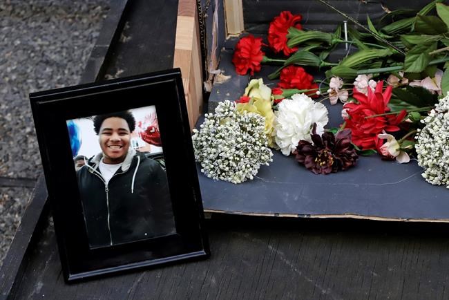 Ex-cop says he thought he saw a gun when he shot black teen | iNFOnews.ca