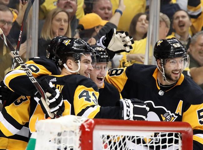 Crosby's hat trick pushes Penguins past Flyers 7-0 | iNFOnews.ca