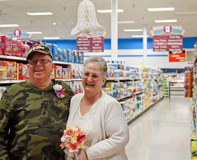 Couple who met in supermarket marry amid veggies in aisle 13 | iNFOnews.ca Couple who met in supermarket marry amid veggies in aisle 13 | iNFOnews.ca