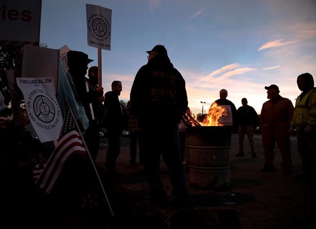 The Latest: Commuters urge deal in transit strike's 3rd day | iNFOnews.ca CP309194357