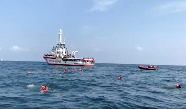 Italy: 70 migrants on ship awaiting OK to land jump into sea | iNFOnews.ca Italy: 70 migrants on ship awaiting OK to land jump into sea | iNFOnews.ca