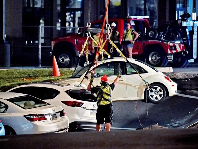 Crane used to remove vehicles from sinkhole at outlet mall | iNFOnews.ca