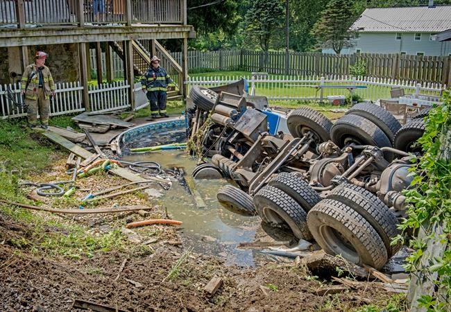 Crash leaves septic truck upside-down in backyard pool | iNFOnews.ca Crash leaves septic truck upside-down in backyard pool | iNFOnews.ca