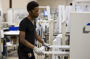 US manufacturing output falls 0.4 per cent in August, first decline since January; autos dip | iNFOnews.ca CP29896930