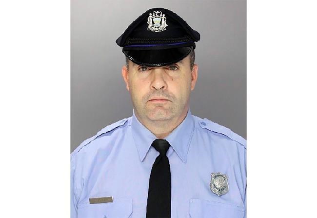Police officer serving warrant is killed; fugitive arrested | iNFOnews.ca