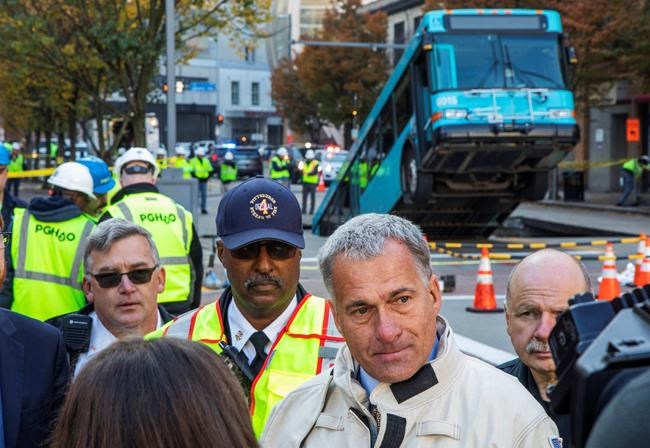 Cranes remove bus partially swallowed by Pittsburgh sinkhole | iNFOnews.ca