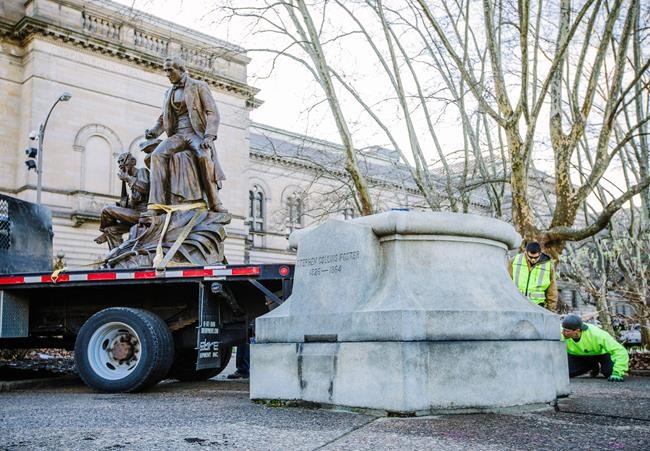 'Oh! Susanna' songwriter's statue removed amid criticism | iNFOnews.ca