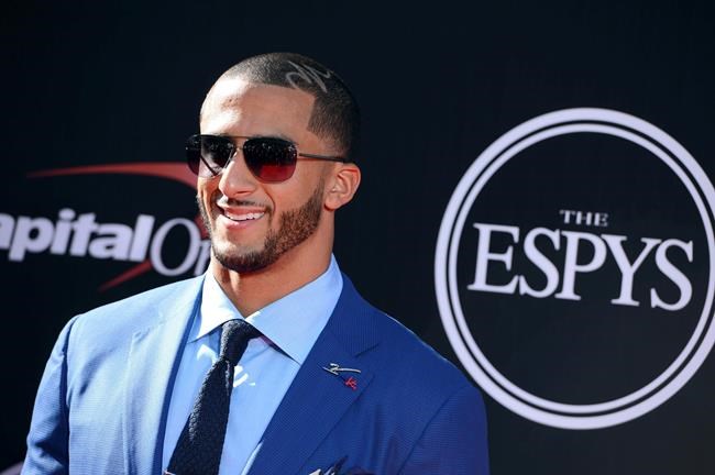 Kaepernick hands out old suits outside parole office | iNFOnews.ca