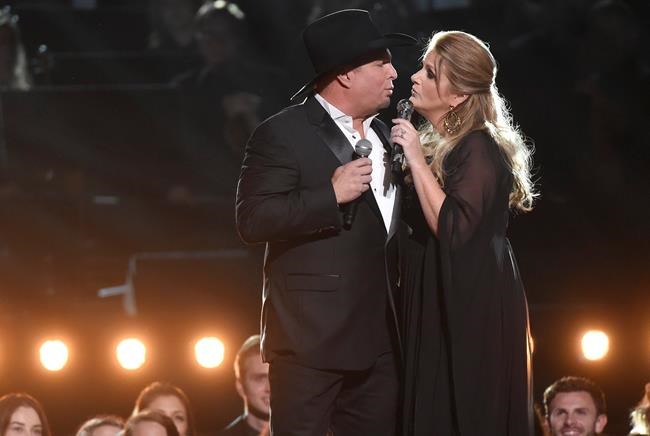 Garth Brooks, Trisha Yearwood buy wedding gifts for fans | iNFOnews.ca Garth Brooks, Trisha Yearwood buy wedding gifts for fans | iNFOnews.ca