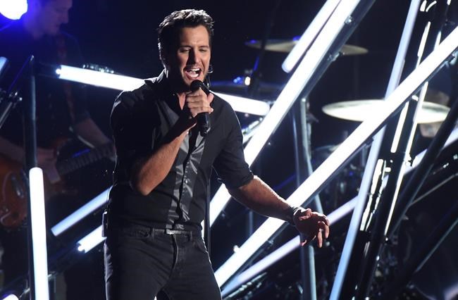 Luke Bryan slaps heckler from stage with microphone in hand | iNFOnews.ca