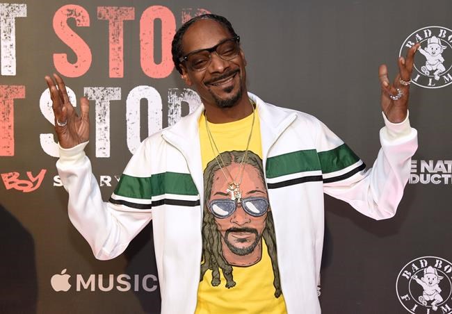 Snoop Dogg stands over Trump body on album cover | iNFOnews.ca Snoop Dogg stands over Trump body on album cover | iNFOnews.ca