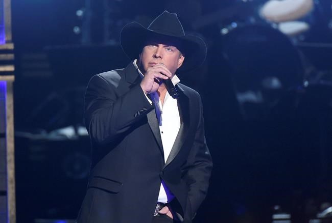 Garth Brooks offers free honeymoon after fans get engaged | iNFOnews.ca Garth Brooks offers free honeymoon after fans get engaged | iNFOnews.ca