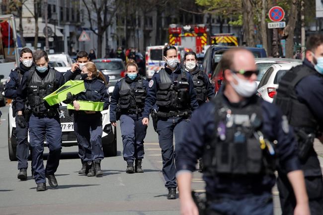 Paris police hunt for gunman who killed person near hospital | iNFOnews.ca CP903272679