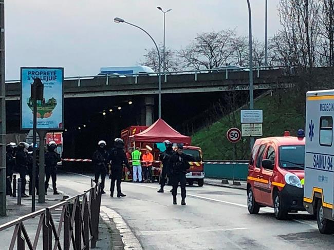 Police shoot man dead after deadly stabbings in Paris park | iNFOnews.ca Police shoot man dead after deadly stabbings in Paris park | iNFOnews.ca
