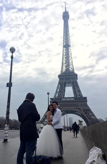 Drizzly Valentine's Day in Paris doesn't stop the love | iNFOnews.ca