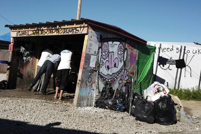 Singer Lily Allen apologizes to refugees in Calais, France | iNFOnews.ca