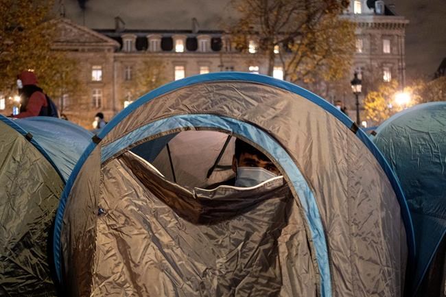 Paris police under fire for forcing migrants from tent camp | iNFOnews.ca