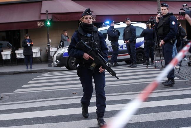 Soldiers thwart attack on Louvre, tourists held in lockdown | iNFOnews.ca