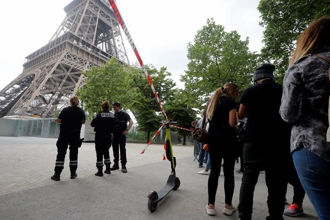 Rescuers finally persuade Eiffel Tower climber to come down | iNFOnews.ca CP555036792