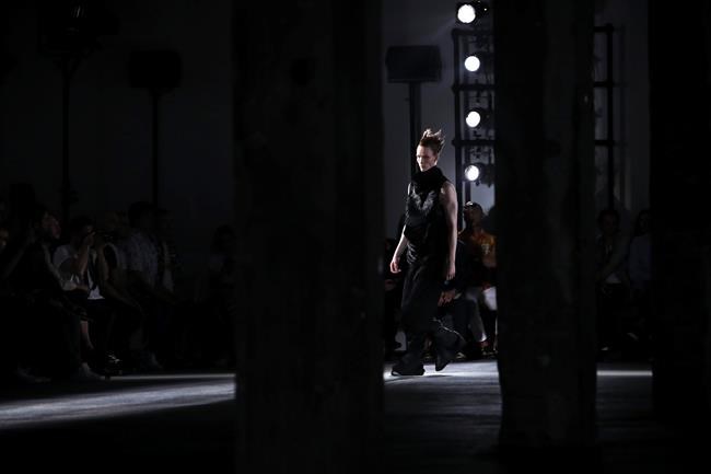 Paris sun scorches Kate Moss and David Beckham at Vuitton | iNFOnews.ca CP2125603213