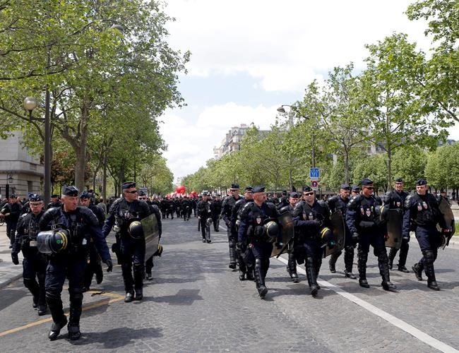 French labour unrest: Tear gas, blocked roads, president firm | iNFOnews.ca CP351615195