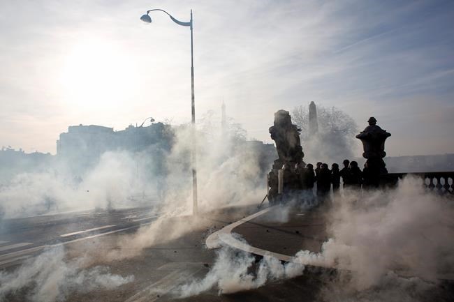 Tear gas, hate speech marks 14th yellow vest protest | iNFOnews.ca