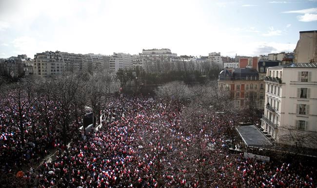 Floundering French candidate appeals for centrist support | iNFOnews.ca