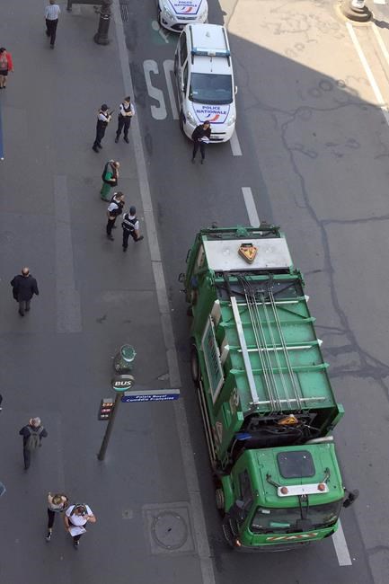 Police operation in Paris to arrest garbage collectors | iNFOnews.ca Police operation in Paris to arrest garbage collectors | iNFOnews.ca