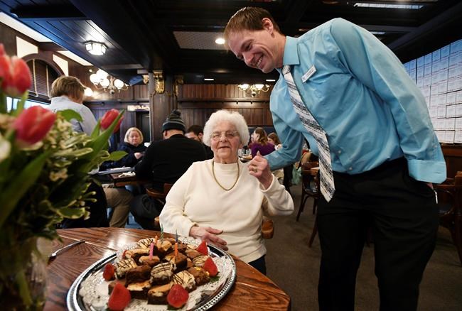 Waitress returns from Penn State hangout after 61 years | iNFOnews.ca