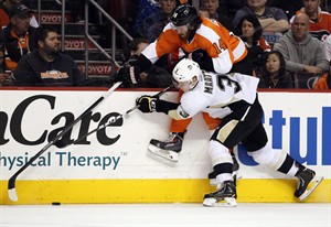 Matt Read scores 2 goals and Flyers shut out rival Penguins 4-0 | iNFOnews.ca CP27602756