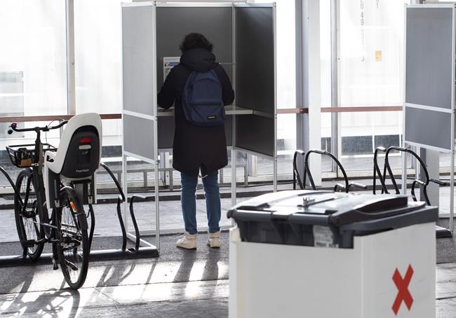 Dutch PM's poll lead shrinks as election enters 2nd day | iNFOnews.ca Dutch PM's poll lead shrinks as election enters 2nd day | iNFOnews.ca