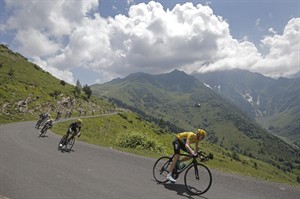 Irishman Dan Martin wins 9th stage of Tour, Chris Froome defends race leader's yellow jersey | iNFOnews.ca CP24128553
