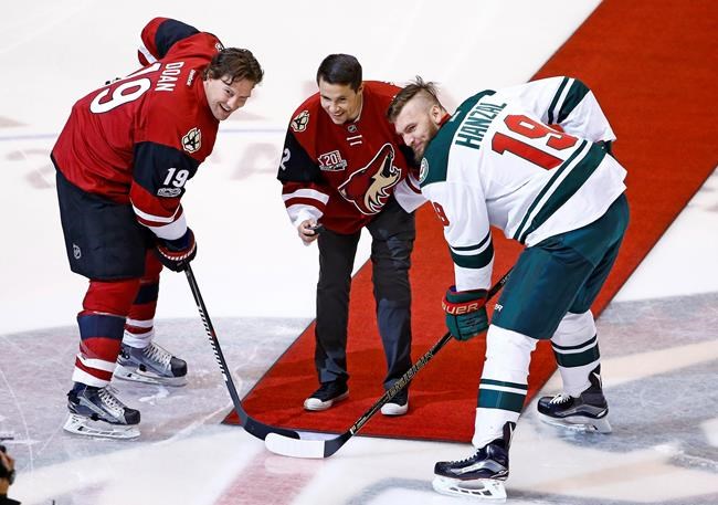 Cunningham drops puck at Coyotes game | iNFOnews.ca Cunningham drops puck at Coyotes game | iNFOnews.ca