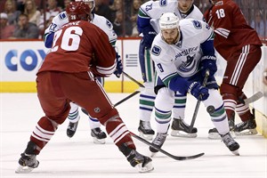 Smith stops 23 shots, Coyotes get back to defensive ways in 1-0 win over Canucks | iNFOnews.ca CP27462620