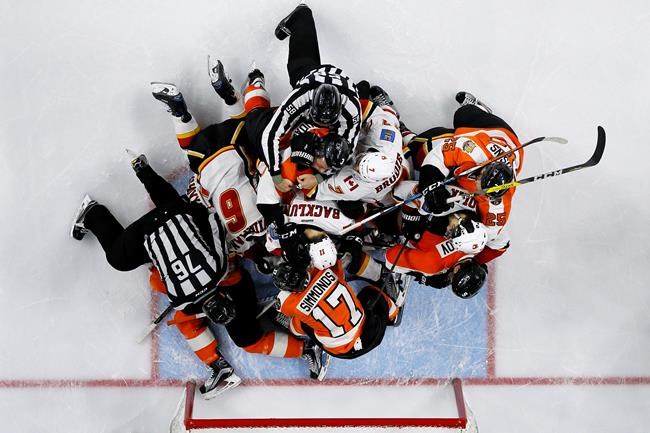 Stolarz makes 29 saves, Flyers beat Flames 5-3 | iNFOnews.ca